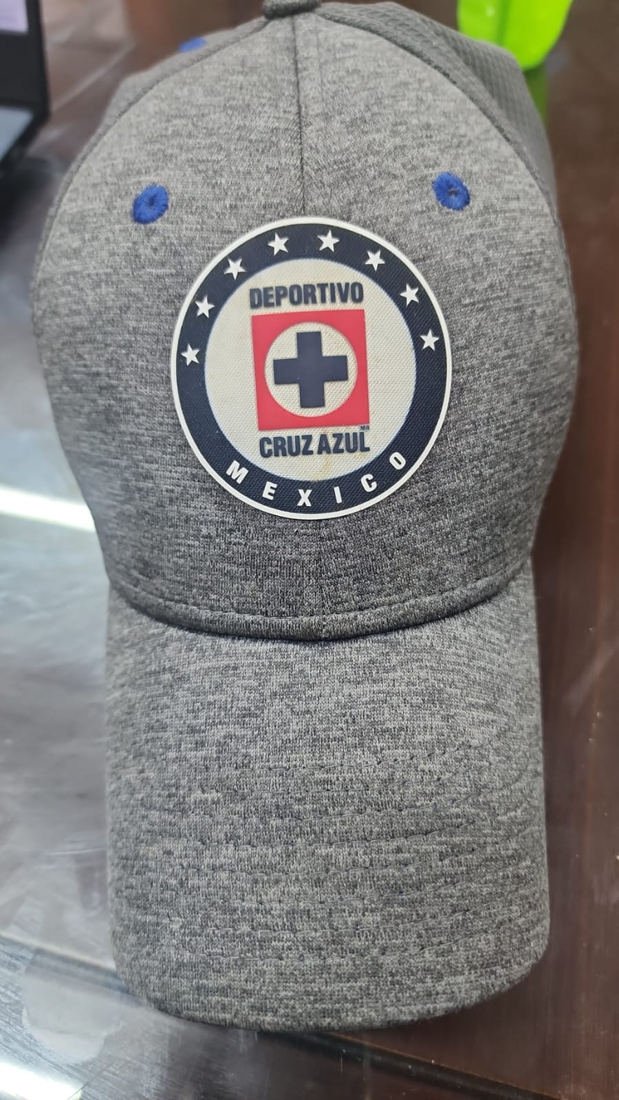 De ultimo minuto es un gorra recién salida